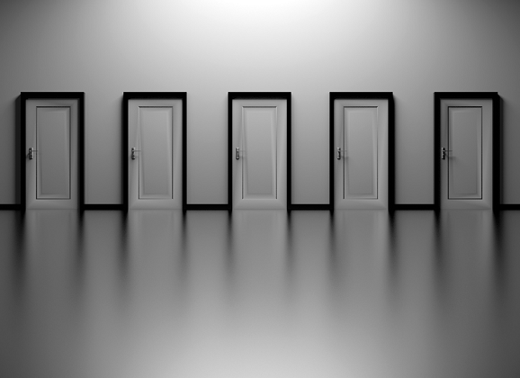 Many Doors depciting a difficlut choice to choose the right dentist